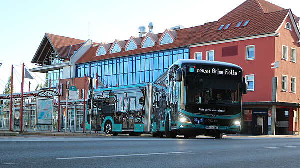 E- fährt vom Busbahnhof Neubrandenburg.