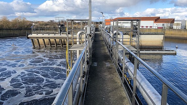 Blick auf CAST-Becken der Neubrandenburger Kläranlage.