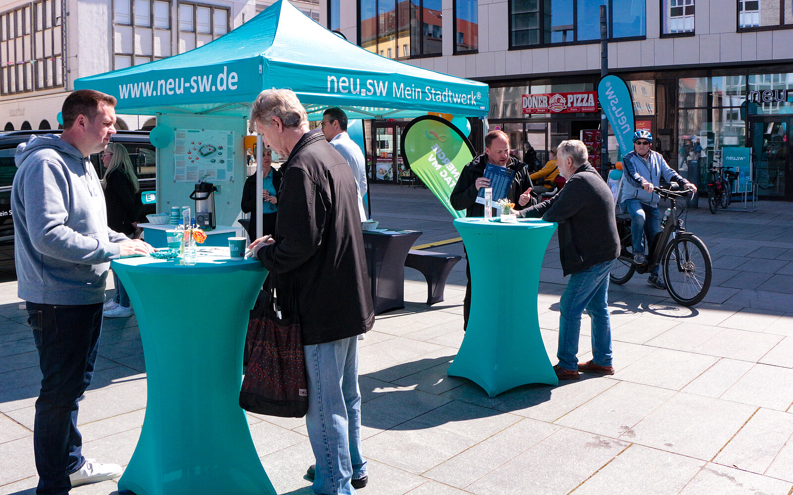 Beratungsgespräch beim EnergieTag MV bei neu.sw auf dem Neubrandenburger Markt
