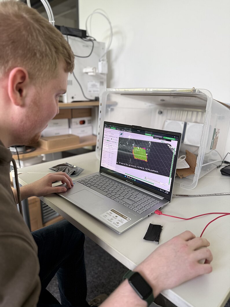 Schüler am Laptop, bearbeitet Grafikprogramm.