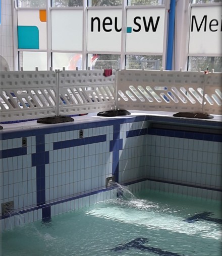 Wasser fließt in das Schwimmbecken.