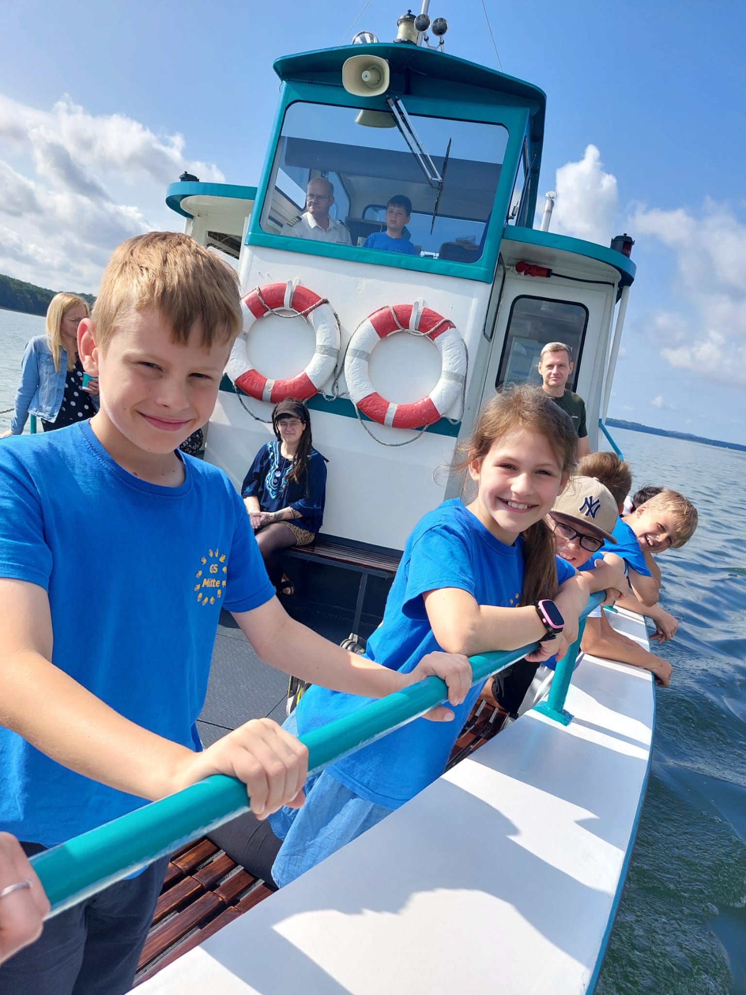 Schulkinder stehen an der Reling des neu.sw Linienschiffs