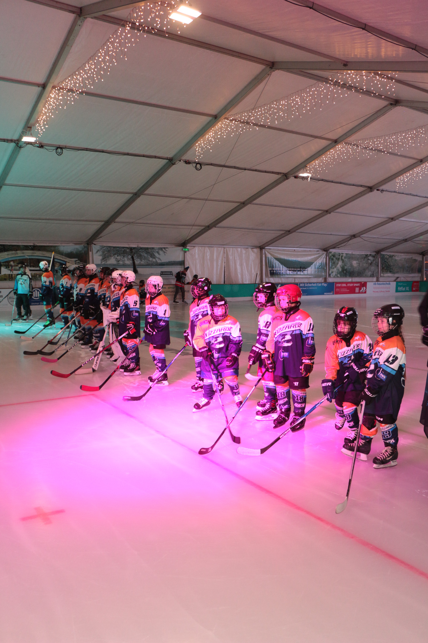 Eishockeyspieler auf dem Ei.