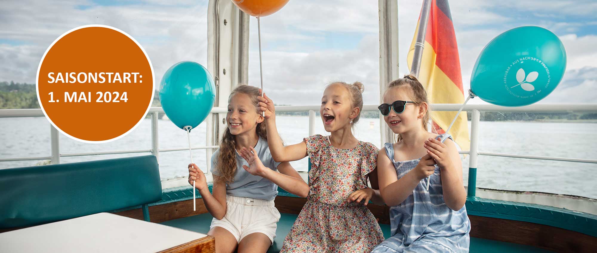 Drei Kinder mit den Lüftballons auf dem Schiff