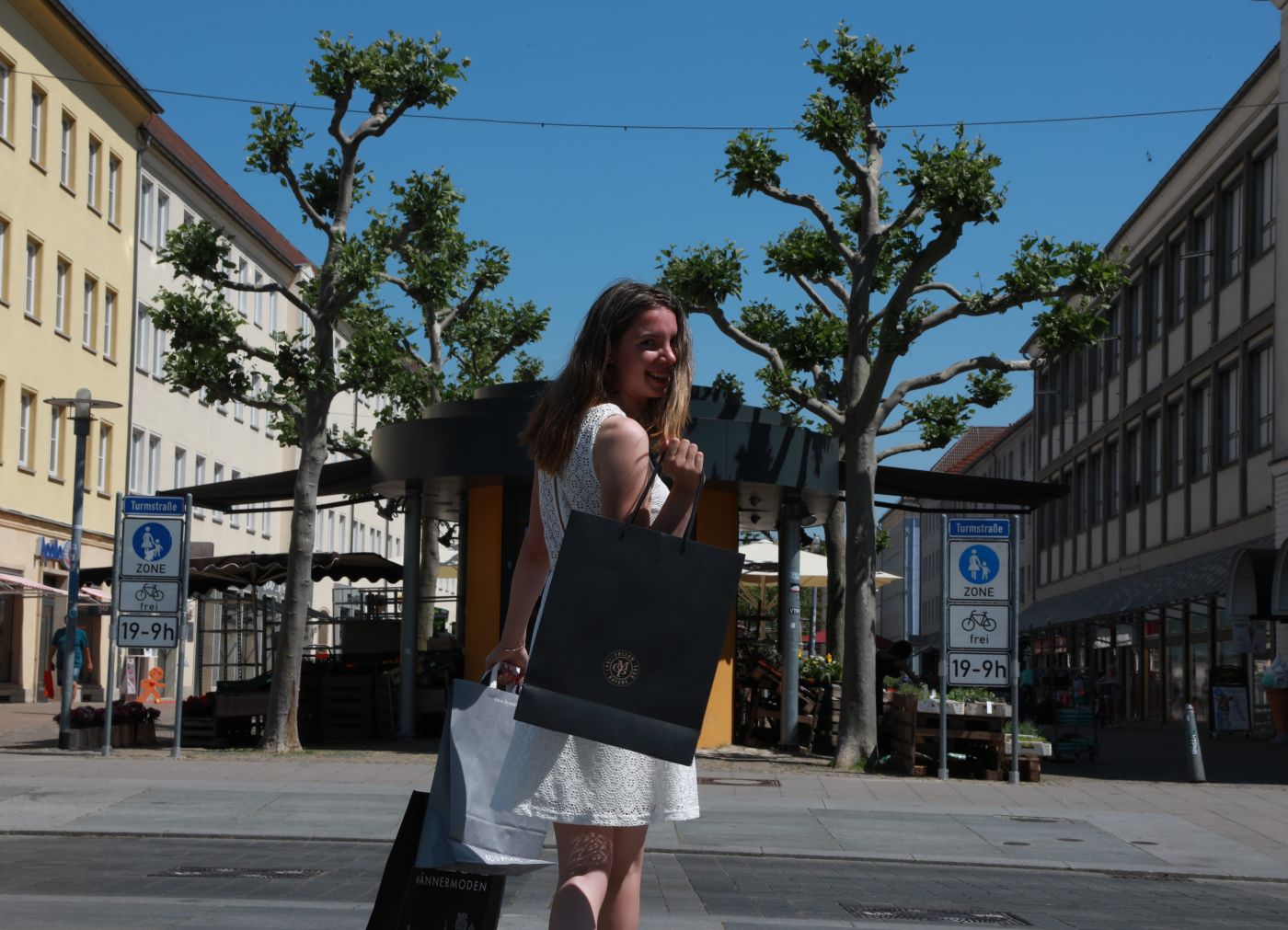 Frau mit Einkaufstaschen in Neubrandenburger Innenstadt