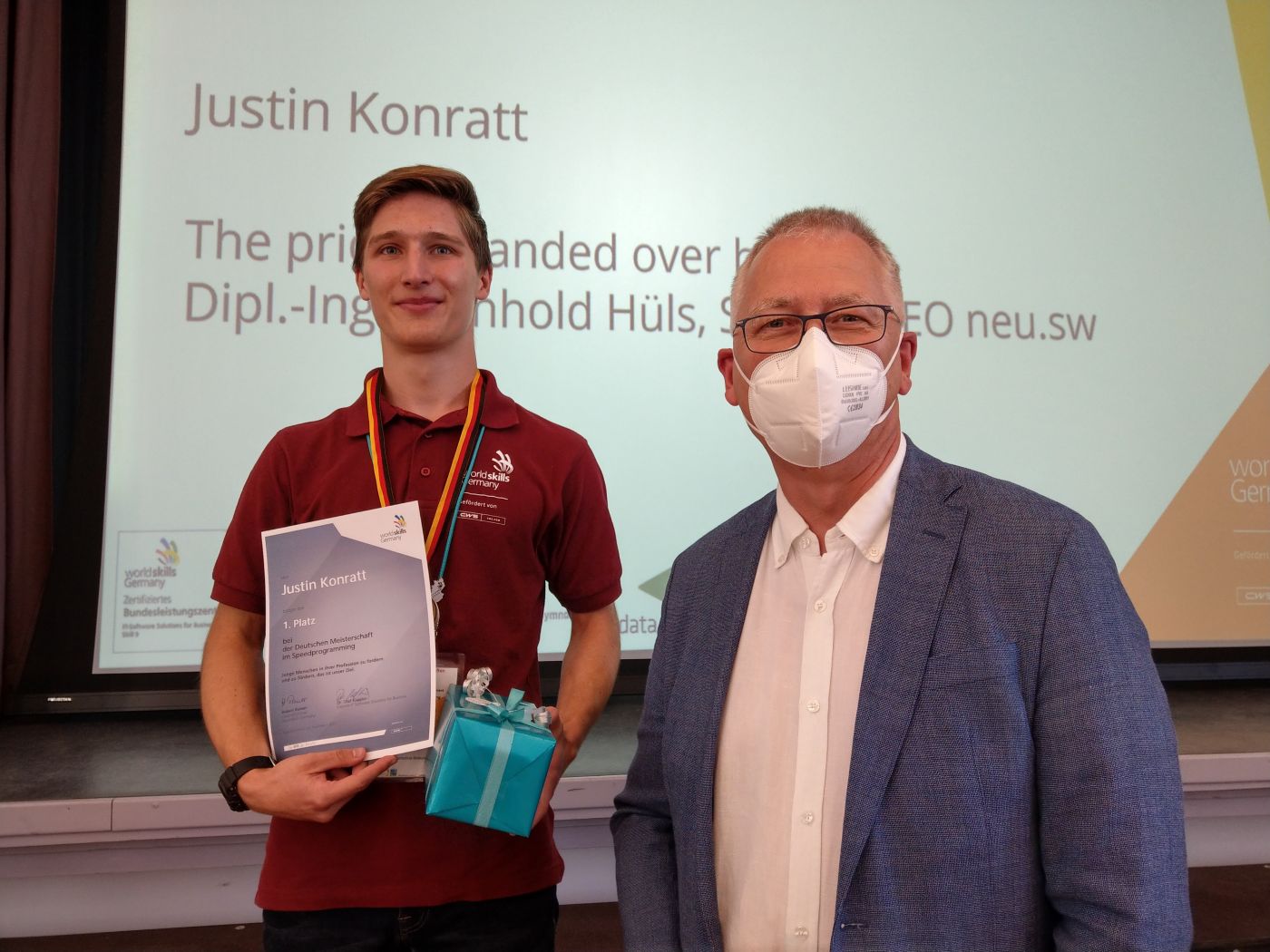 Sieger des Speedprogramming-Wettbewerbs Justin Konratt mit neu.sw Geschäftsführer Reinhold Hüls
