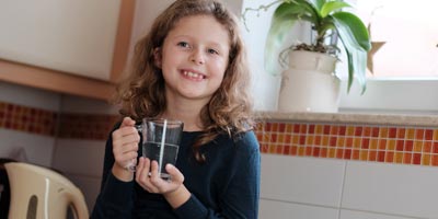 Mädchen mit einem Glas Wasser