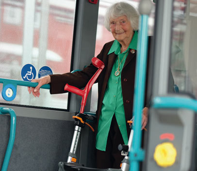 Frau mit Rollator sitzt zu ihrer eigenen Sicherheit auf einem Bussitz, nicht auf dem Rollator