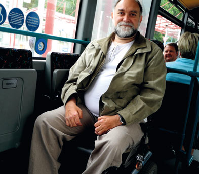 Rollstuhlfahrer befindet sich in sicherer Position im Bus