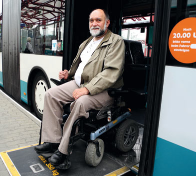 Rollstuhlfahrer verlässt über eine ausklappbare Rampe den Bus
