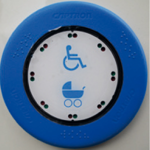 Blauer Taster für den Einstieg mit Rollstuhl