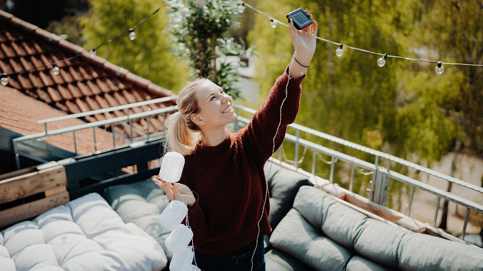 Frau mit einer Solarlichterkette